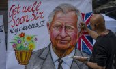 An artist in Mumbai, India, wishes Charles a speedy recovery. (© picture alliance/ ASSOCIATED PRESS/Rafiq Maqbool)