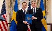 Schwedens Premier Kristersson (links) und US-Außenminister Blinken bei der Ratifizierungszeremonie in Washington am 7. März. (© picture-alliance/abaca/Chuck Kennedy)