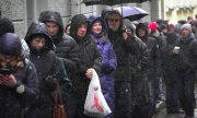 Crowds gather outside the Russian embassy in Tallinn on 17 March to protest against Putin. (© picture alliance / ASSOCIATED PRESS / Sergei Grits)