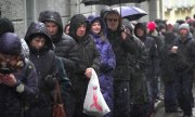 Wie viele Menschen hier am 17. März aus Protest gegen Putin in Tallinn vor der russischen Botschaft Schlange stehen, ist schwer zu sagen. (© picture alliance / ASSOCIATED PRESS / Sergei Grits)