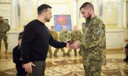 Zelensky félicite un combattant bénévole, le 14 mars. (© picture alliance / ZUMAPRESS.com / Ukraine Presidency)