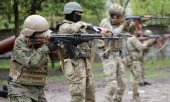 Ukrainische Soldaten bei einer Übung am 17. April. (© picture alliance / Kyodo)