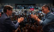 PSC lideri Salvador Illa (solda) ve İspanya Başbakanı Pedro Sánchez bir seçim kampanyası etkinliğinde. (© picture alliance/ASSOCIATED PRESS / Emilio Morenatti)