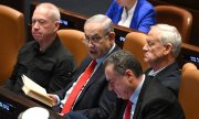 Joaw Galant (links) und Benjamin Netanjahu (2. v. l.) am 13. März in der Knesset. (© picture alliance / newscom / DEBBIE HILL)