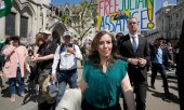 Assange's wife Stella leaving the High Court in London. (© picture-alliance/ASSOCIATED PRESS / Kin Cheung)