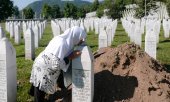 The Srebrenica Genocide Memorial. (© picture-alliance/ASSOCIATED PRESS / Kemal Softic)