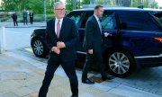 Keir Starmer se rendant au duel télévisé, le 4 juin. (© picture-alliance/dpa)