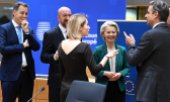 From left: Alexander De Croo, Charles Michel, Kaja Kallas, Ursula von der Leyen and Kyriakos Mitsotakis in conversation. (© picture alliance / Anadolu / Dursun Aydemir)