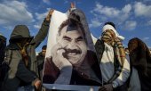 Demonstrators pose with a portrait of Öcalan during the TV broadcast of the peace appeal in Diyarbakir. (© picture-alliance/ ASSOCIATED PRESS / Metin Yoksu )