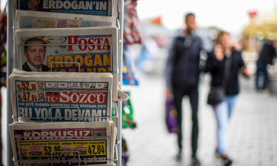 Zeitungsstand in Istanbul am Tag nach der türkischen Präsidentschaftswahl im Mai 2023. (© picture alliance / ASSOCIATED PRESS / Emrah Gurel)