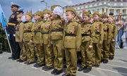 Primary school children at a "Great-grandchildren of Victory" parade in Vladivostok on 4 May (© picture alliance / Xinhua News Agency / Guo Feizhou)