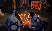 Bestürzung in Washington: Eine Trauerkundgebung vor dem Weißen Haus am 22. Mai. (© picture alliance/ASSOCIATED PRESS/Jose Luis Magana)