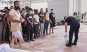Мигранты получают воду в лагере для беженцев на острове Крит, 7 июля 2025 года. (© picture alliance /Associated Press/Яннис Ангелакис)