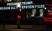 Акция близ Белого дома: активисты требуют от Трампа опубликования материалов дела Эпштейна. (© picture alliance/NurPhoto/Элисон Бэйли)