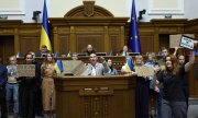 31 Temmuz'da Ukrayna Parlamentosu'nda yeni yolsuzlukla mücadele yasa tasarısının kabul edilmesi çağrısında bulunan milletvekilleri. (© picture-alliance/dpa)