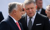 Премьер-министр Венгрии Виктор Орбан (слева) и глава правительства Словакии Роберт Фицо (справа) в ходе праздничной церемонии на венгерско-словацкой границе в сентябре 2025 года. (© picture alliance /Associated Press/Денеш Эрдёш)