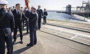 Macron beim Besuch von Île Longue, der Militärbasis für Frankreichs Atom-U-Boote. (© picture alliance / SIPA / Eliot Blondet -POOL)