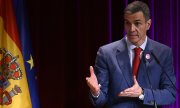 Sánchez zeigte sich in seiner TV-Ansprache  unbeeindruckt von Trumps Drohung eines Handelsembargos. Spanien exportierte vergangenes Jahr Waren im Wert von 16 Milliarden Euro in die USA. (© picture alliance / Anadolu / Burak Akbulut)