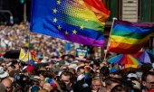 Гей-прайд 28 июля 2025 года в Будапеште. Правительство пыталось было запретить парад, ссылаясь именно на данный закон. (© picture alliance/dpa/Maxppp/Николя Липонн)