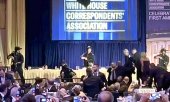 Armed Secret Service agents take up their positions at the Correspondents’ Dinner at the Hilton Hotel in Washington. (© picture alliance / ASSOCIATED PRESS / Keita Ikeda)