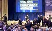 Bewaffnete Secret-Service-Agenten beziehen Stellung beim Korrespondenten-Dinner im Hilton Hotel in Washington. (© picture alliance / ASSOCIATED PRESS / Keita Ikeda)