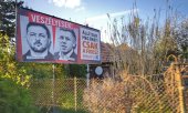 A sign saying: "Dangerous!". Balásy's companies created Orbán's anti-Ukraine election campaign in the spring of 2026. (© picture-alliance/dts Nachrichtenagentur GmbH)
