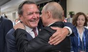 Schröder und Putin bei der Eröffnung der Fußball-Weltmeisterschaft 2018 in Moskau. (© picture alliance/dpa/Alexei Druzhinin)
