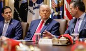 US President Donald Trump with Secretary of State Marco Rubio (left) and Defence Secretary Pete Hegseth (right). (© picture alliance / AdMedia)