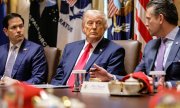 Us-Präsident Donald Trump mit Außenminister Marco Rubio (li.) und Verteidigungsminister Pete Hegseth (re.). (© picture alliance / AdMedia)