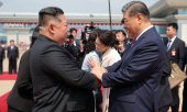 Kim Jong-un (solda) ve Şi Cinping, 9 Haziran 2026'da Pyongyang'da. (© picture alliance / KCNA via KNS via AP / Uncredited)