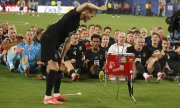 Martin Ødegaard gibt den Takt vor, während Spieler und Trainer nach dem 3:2-Sieg gegen Senegal am Montag, dem 22. Juni 2026 den „Wikinger-Ruderschlag“ ausführen. (© picture alliance / newscom / JOHN ANGELILLO)