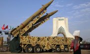 Iranisches Raketensystem bei einer Präsentation in Teheran. (© picture alliance / Anadolu / Fatemeh Bahrami)