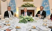 Guterres mit den Präsidenten der beiden Inselhälften, Erhürman (links) und Christodoulidis (rechts). (© picture alliance / Anadolu / TRNC Presidency / Handout)