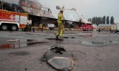 Intervention des pompiers auprès d'un dépôt alimentaire incendié. (© picture alliance / AP Photo/Efrem Lukatsky)