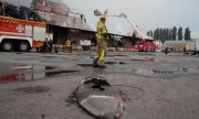 Feuerwehreinsatz an einem ausgebrannten Lebensmittellager bei Kyjiw. (© picture alliance / AP Photo/Efrem Lukatsky)
