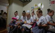Schulkinder am ersten Schultag nach den Ferien in einem Luftschutzraum in Kyjiw. (© picture alliance / AP Photo/Efrem Lukatsky)