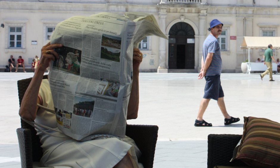 Zeitungsleser in Piran. (Flickr, Greta Hughson, CC BY-NC 2.0)