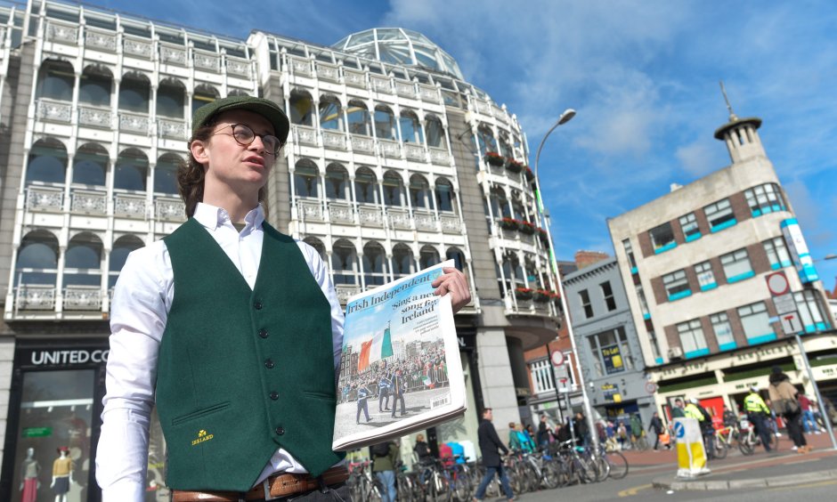 Irish-Independent-Straßenverkäufer in Dublin im März 2016. (© picture alliance / NurPhoto / Artur Widak)