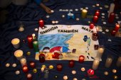 Alan Kurdi Demonstranten in Barcelona haben Kerzen neben einem Bild von Alan Kurdi aufgestellt. (© picture-alliance/dpa)