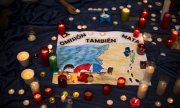 Candles placed by protesters, are seen next to an image of Syrian boy Alan Kurdi, in Barcelona. (© picture-alliance/dpa)