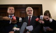 Le ministre des Affaires étrangères Witold Waszczykowski (au centre) et le ministre de l'Intérieur Mariusz Blaszczak (à gauche) du gouvernement polonais. (© picture-alliance/dpa)