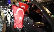 Des Turcs célèbrent le résultat du référendum, à Berlin. (© picture-alliance/dpa)