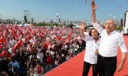Kemal Kılıçdaroğlu mit seiner Frau Selvi vor den Demonstranten. (© picture-alliance/dpa)