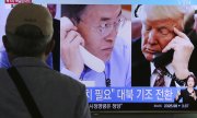 South Korean television reporting a telephone conversation between US President Donald Trump and South Korean President Moon Jae-in on the North Korea crisis. (© picture-alliance/dpa)