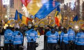 Romanians demonstrating against the judicial reform outside the parliament building. (© picture-alliance/dpa)