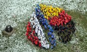 Des écoliers représentant les couleurs des drapeaux français et allemand. (© picture-alliance/dpa)