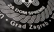 Diese Gedenktafel mit dem Ustascha-Gruß wurde 2017 von einer Mauer nahe des ehemaligen KZ Jasenovac entfernt. (© picture-alliance/dpa)