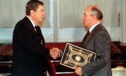 Reagan (links) und Gorbatschow am 1. Juni 1988 in Moskau, nach der Ratifizierung des INF-Vertrags. (© picture-alliance/dpa)