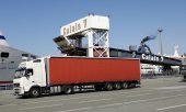 Camion sur le point d'embarquer sur le ferry assurant la liaison Calais-Douvres.(© picture-alliance/dpa)
