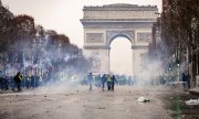 Sarı Yelekler'in Champs Elysées'de Cumhurbaşkanı Macron'u protestosu. (© picture-alliance/dpa)